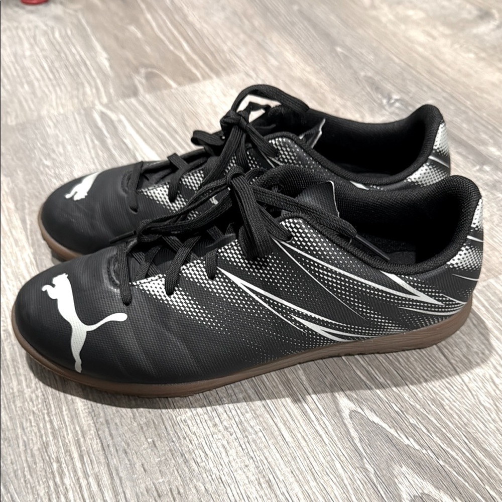 PUMA Unisex-Child Attacanto Indoor Training Soccer Shoe